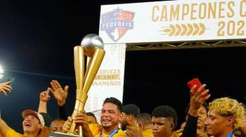 Bocas del Toro celebra el título del Campeonato Nacional de Béisbol Mayor 2025.