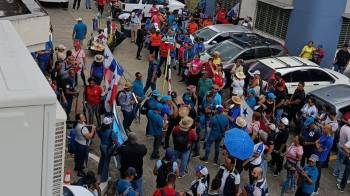Los problemas de la democracia deben resolverse con más democracia.