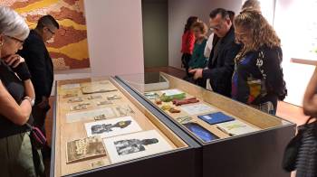 Visitantes observan una de las exhibiciones de ‘Surcos en el cuerpo y en la tierra’, instalada en el Museo del Canal.