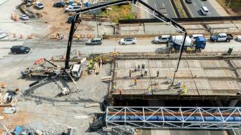 Trabajadores realizan labores de vaciado de concreto de las losas vehiculares de la ampliación del puente de Vacamonte.