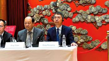 Dong Shaopeng, presidente de la Asociación de Promoción de Cooperación y el Desarrollo de la Seda de Beijing e Investigador Senior del Instituto de Finanzas de Chongyang, Universidad Renmin de China (d).
