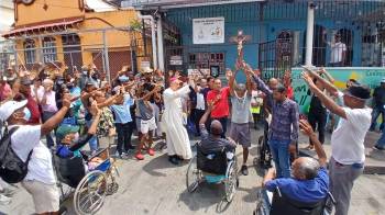 El monseñor José Domingo Ulloa realizó un viacrusis en Calidonia junto a migrantes y personas en situación de calles