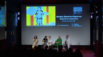 El artista guatemalteco Naufus Ramírez-Figueroa (d), el director del Museo Reina Sofía, Manuel Segade (2-d), y la historiadora Soledad Liaño (i), entre otros, durante la presentación de la exposición ‘Espectros luminosos’, este martes en el Museo Reina Sofía en Madrid.