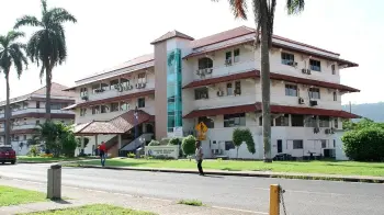 En otro punto del fallo se determinó que la decana de la Facultad de Ciencias Médicas y Clínicas de Udelas actuó fuera de sus competencias.
