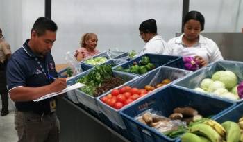 Personal de la Acodeco verifica el precio de los productos de la canasta básica de alimentos.