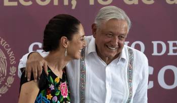 La presidenta electa de México, Claudia Sheinbaum, habla con el presidente, Andrés Manuel López Obrador. Fotografía de archivo.