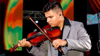 El violinista se ha presentado junto al cantautor panameño, Omar Alfanno, y la cantautora, Ingrid De Ycaza.