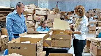 La periodista Mary Triny Zea revisa los contratos requeridos hace cuatro años -mediante la Ley de Transparencia- en los archivos de la Asamblea, el 1 de octubre de 2024.