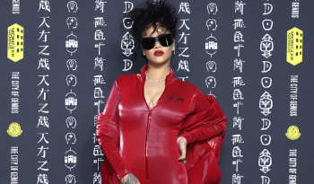 La madre de dos lució un mono rojo vibrante con una cremallera frontal y un chal a juego en el diseño de plumas característico de la marca.