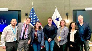 El equipo de Amazon junto al alcalde capitalino Mayer Mizrachi