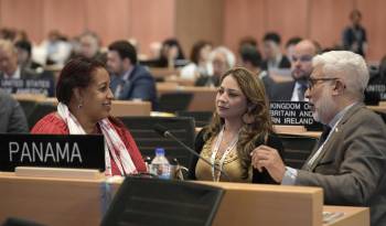 Fotografía cedida por la UNESCO, que muestra de izquierda a derecha, a la directora de Patrimonio Cultural de Panamá, Yamileth Stanziola, la directora de la Oficina del Casco Antiguo (OCA), Ámbar Zambrano y el arqueólogo y jefe de la delegación panameña, Carlos Fitzgerald.