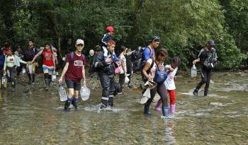 Fotografía de migrantes en el Tapón del Darién (Colombia)
