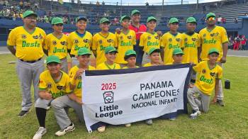 En un momento emocionante, el equipo recibe el banderín como campeón.