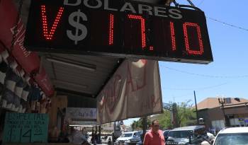 Fotografía de un tablero en una casa de cambios con la cifra del cambio de dólar, el 30 de abril de 2024, en Ciudad Juárez, en el estado de Chihuahua, México.