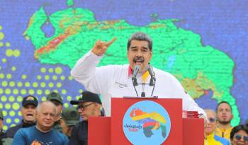 Fotografía cedida por Prensa Miraflores donde se observa al presidente venezolano Nicolás Maduro en un acto de gobierno, hoy en Caracas (Venezuela).