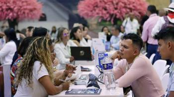 Fotografía de archivo de personas asistiendo a la 43 versión de la Vitrina Turística de Anato, la principal feria del sector en Colombia, en Bogotá.