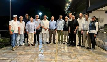 Fotografía cedida por la Oficina del Alto Comisionado para la Paz de Colombia del 4 de junio de 2024 del excomandante de las Farc 'Iván Márquez' (7-d) junto al alto comisionado de Paz Otty Patiño (7-i) en un sitio sin identificar, en la frontera entre Colombia y Venezuela.