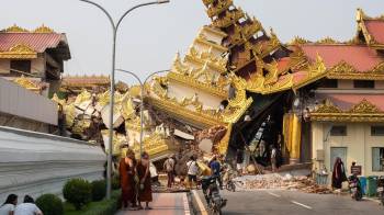 Derrumbe de la Pagoda Maha Myat Muni tras el terremoto en Mandalay.