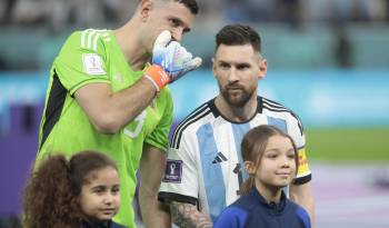 Emiliano Martínez (i) habla con Lionel Messi de Argentina, en una fotografía de archivo. EFE/Juan Ignacio Roncoroni