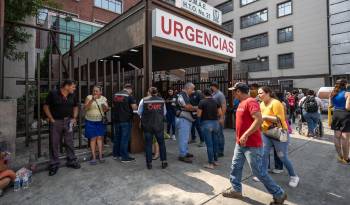 Familiares y amigos de simpatizantes afectados permanecen en espera de informes médicos, en la zona de urgencias del hospital de zona numero 21 del Instituto Mexicano del Seguro Social.