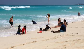 Turistas permanecen en las playas ante el alto oleaje en Cancún, Quintana Roo, México.