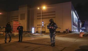 La Policía rusa permanece en guardia cerca a la sala de conciertos este 22 de marzo de 2024 en Krasnogorsk, afuera de Moscú.