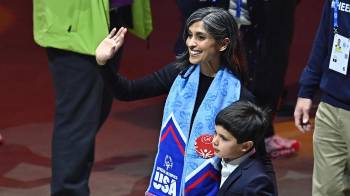 La segunda dama de Estados Unidos, Usha Vance, acompañada de su hijo Ewan.