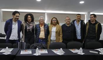 Los miembros de los equipos de negociadores del Gobierno y el ELN, desde la izquierda, Iván Cepeda (Gbno), Nigeria Rentería (Gbno), Aureliano Carbonell (ELN), Consuelo Tapias (ELN), el coronel en retiro Álvaro Matallana (Gbno), Mauricio Iguarán (ELN) y Fabián Sepúlveda, en una fotografía de archivo.