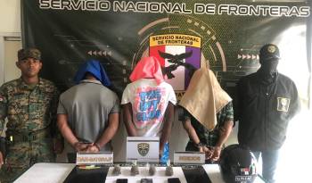 Los sospechosos se trasladaban en un vehículo tipo taxi.