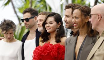 (I-D) Camille Dalmais, Clement Ducol, Damien Jalet, Selena Gómez, Edgar Ramírez, Zoe Saldana y el director francés Jacques Audiard asisten a la fotocelda de ‘Emilia Pérez’ durante la 77ª edición anual Festival de Cannes, en Cannes, Francia, 19 de mayo de 2024.