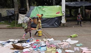 Fotografía fechada el 13 de junio de 2024 de mujeres indígenas embera mientras habitan el parque Nacional en Bogotá (Colombia).