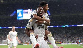 Vinicius celebró con Rodrigo el resultado del partido.