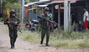 Fotografía de archivo en donde se ven integrantes del Ejercito de Colombia mientras realizan tareas de vigilancia en zonas rurales. EFE/Ernesto Guzmán