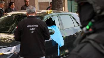 Forenses en la escena del crimen de Ximena Guzmán, secretaria de la alcaldesa de Ciudad de México asesinada este martes 20 de mayo.