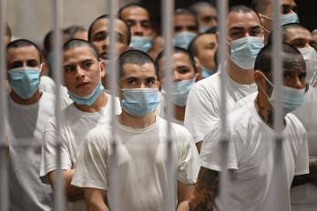 Los reclusos permanecen en sus celdas mientras el ministro de Seguridad de Costa Rica, Gerald Campos, recorre el Centro de Confinamiento contra el Terrorismo (CECOT).