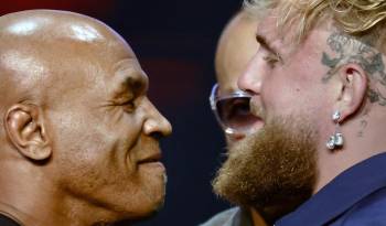 Myke Tyson (i) y el boxeador y youtuber Jake Paul durante la rueda de prensa celebrada este lunes en Nueva York.