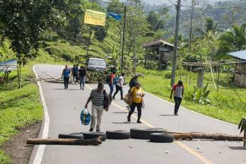 La gente camina por una carretera bloqueada por manifestantes durante una huelga indefinida de trabajadores en Alto del Valle, en la provincia de Bocas del Toro, Panamá, el 4 de junio de 2025.