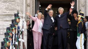 Fotografía de archivo del 1 de marzo de 2010 del presidente electo José Mujica (c) saludando junto a su esposa, la presidenta de la Asamblea Legislativa Lucía Topolansky (i), y el vicepresidente electo Danilo Astori (d), desde la escalinata del Palacio Legislativo antes la juramentación como presidente de Mujica, en Montevideo (Uruguay).