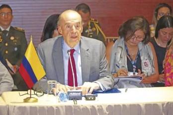 La Cancillería indicó entonces que esa decisión fue tomada porque, según otras empresas interesadas en la licitación, no existe libre competencia.