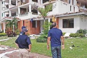 Inspección de los daños causados por la explosión.