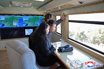 En una imagen de archivo, el líder norcoreano Kim Jong Un (C) y su hija Kim Ju Ae (al frente) inspeccionando una prueba de disparo del renovado sistema de lanzamiento de cohetes de gran calibre, en un lugar no revelado en Corea del Norte.