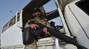 Funcionarios de seguridad pakistaníes vigilan el puerto de Karachi tras una escalada militar entre India y Pakistán, en Karachi, Pakistán, el 9 de mayo de 2025. EFE/EPA/SHAHZAIB AKBER