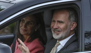 Los reyes Felipe (d) y Letizia saludan tras visitar a la reina Sofía, que permanece ingresada en la clínica Ruber Internacional de Madrid.