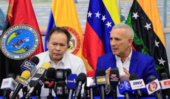 El gobernador del estado venezolano Táchira, Fredy Bernal (d), y el gobernador del departamento colombiano de Norte de Santander, William Villamizar, participan en el Primer encuentro binacional de gobernadores hoy, en Tienditas estado Táchira (Venezuela).