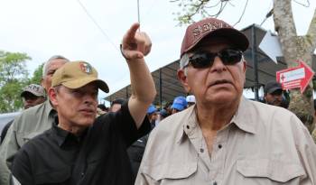 AME7682. LAS LAJAS (PANAMÁ), 28/06/2024.- El presidente electo de Panamá, José Raúl Mulino (d), camina a su llegada este viernes, al albergue para migrantes de Lajas Blancas, en Darién (Panamá).
