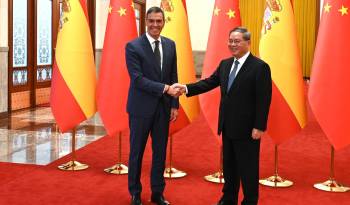 El presidente de España, Pedro Sánchez, (Izq.) se reunió con altos funcionarios y empresarios de la República Popular China, en su viaje oficial por ese país.
