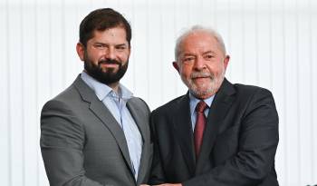 Fotografía de archivo del 2 de enero de 2023 del presidente de Chile, Gabriel Boric (i), durante un encuentro con el presidente de Brasil, Luiz Inacio Lula da Silva, en el Palacio de Itamaraty en Brasilia (Brasil).