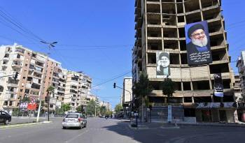 Imágenes del fallecido líder de Hizbulá, Hasán Nasrala, se observan en unos edificios al sur de Beirut (Líbano). EFE/EPA/WAEL HAMZEH