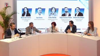 Desde la izquierda, El Consejero de Turismo en la Embajada de España en Argentina, Felipe Formariz Pombo, el director corporativo de Iberia, Juan Cierco, la delegada de la Agencia EFE en Argentina,Esther Rebollo, el presidente del Ente de Turismo VisitBUE, Valentín Diaz Gilligan, y la Country Manager AR, UY y PY de IATA, María José Taveira, hablan durante el foro El impacto del transporte aéreo en el turismo argentino: perspectivas, retos y oportunidades en el evento EFE Fórum en Buenos Aires.