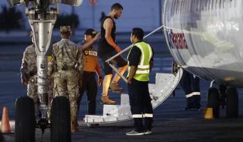 Un migrante sube a un avión para ser deportado a Colombia este martes, en el aeropuerto Marcos A. Gelabert en Ciudad de Panamá (Panamá).